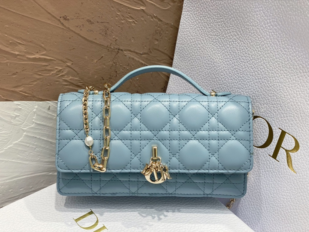 miss D*or mini bag cloud blue cannage lambskin s0980onmj_m81b 21 x 11.5 x 4.5 cm