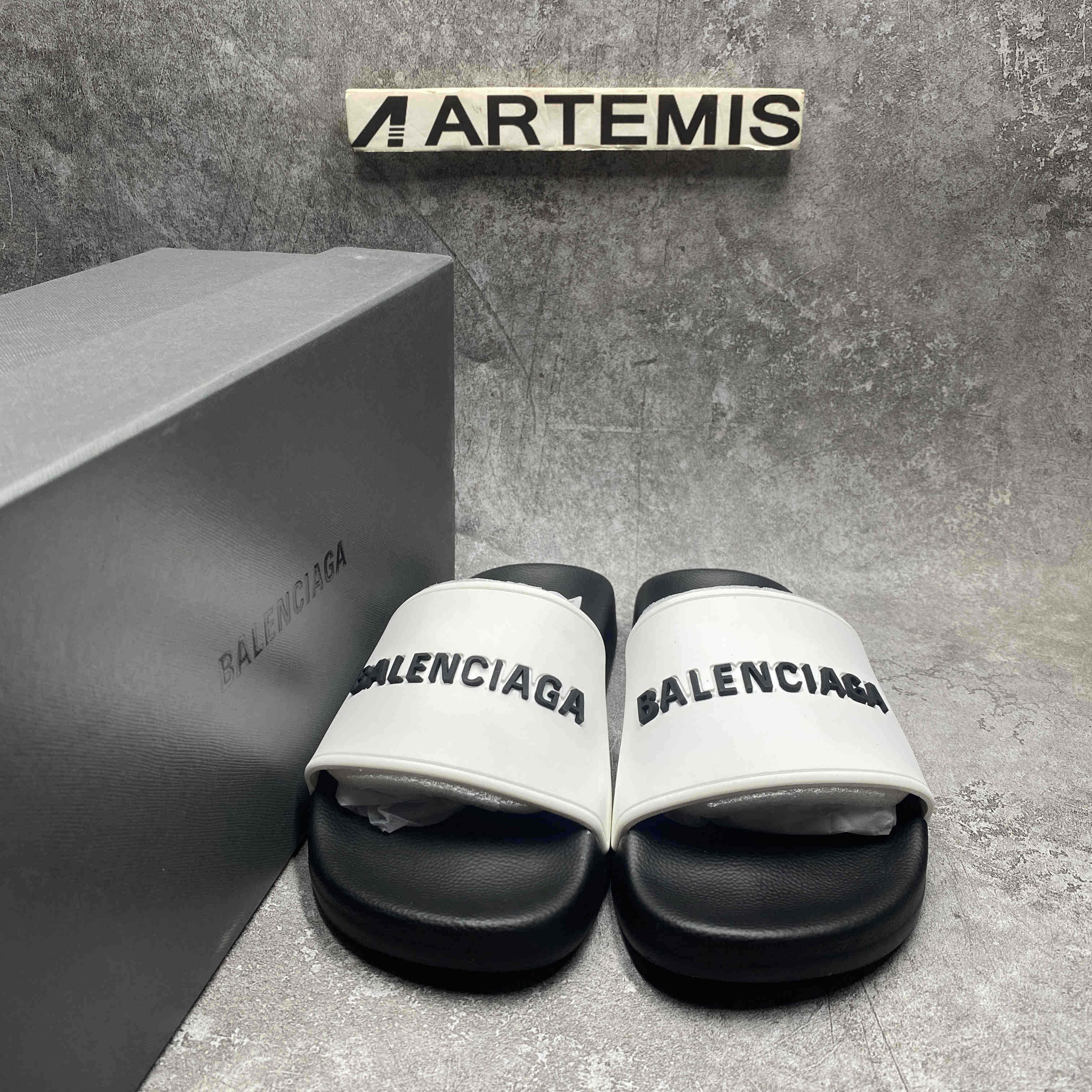 Ba*len*cia*ga pool slides logo white black