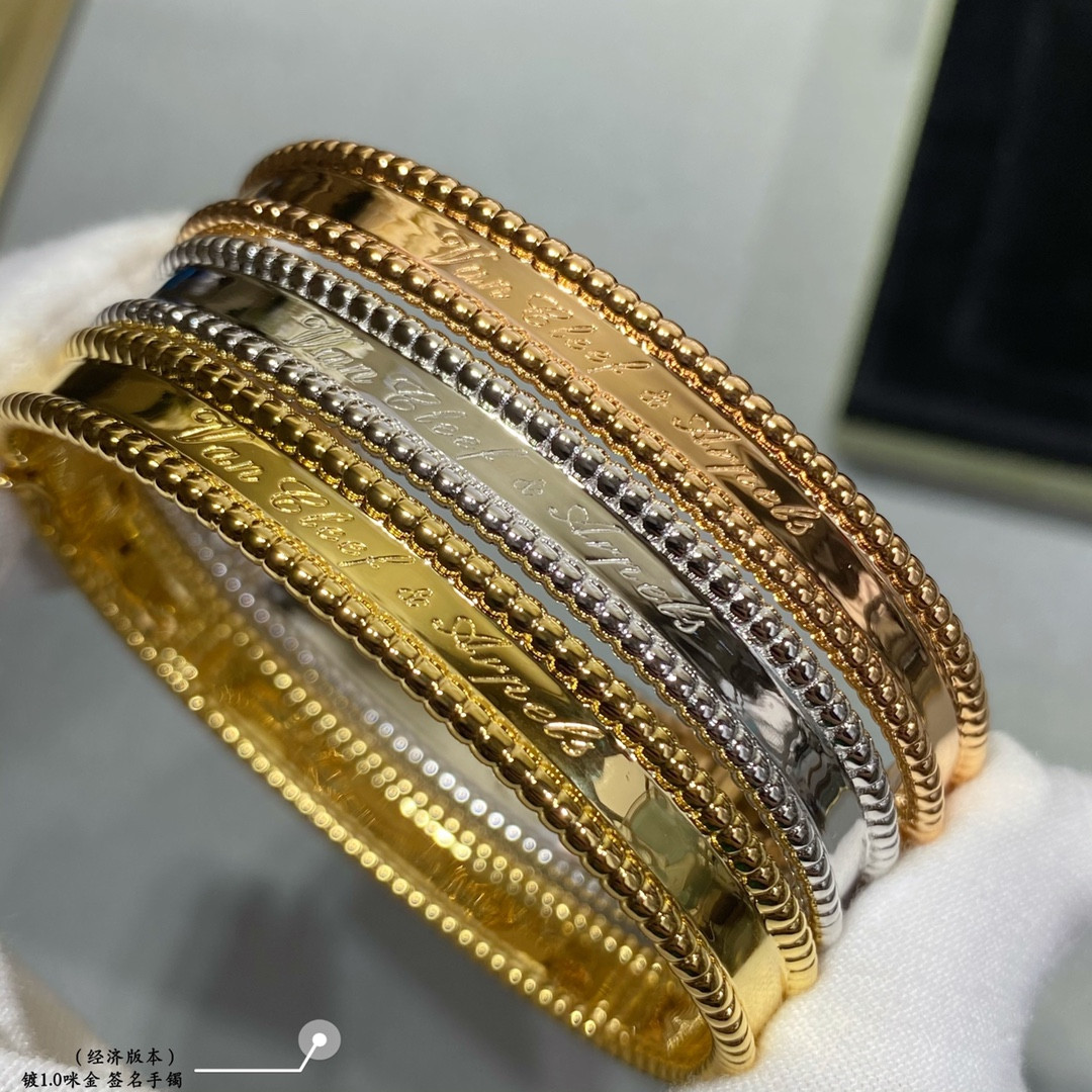 V*N CL*F & arpels sign bracelet