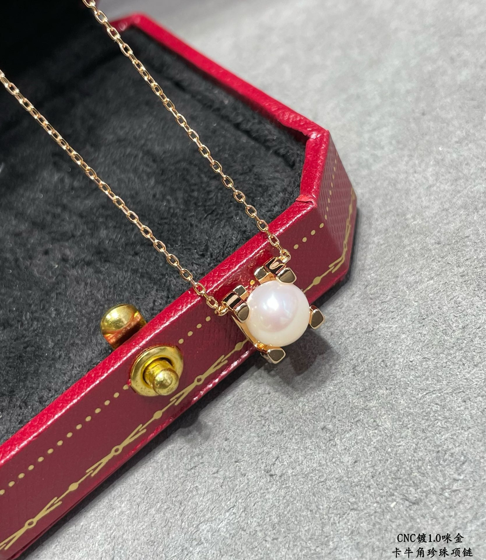 Ca*t*er horn pearl necklace