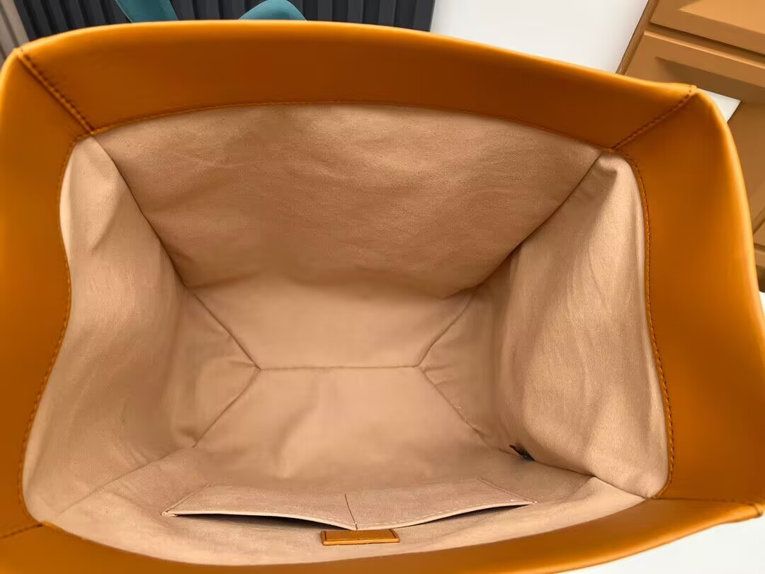 LV Sandwich Bag M24578 27 x 17 x 30 cm