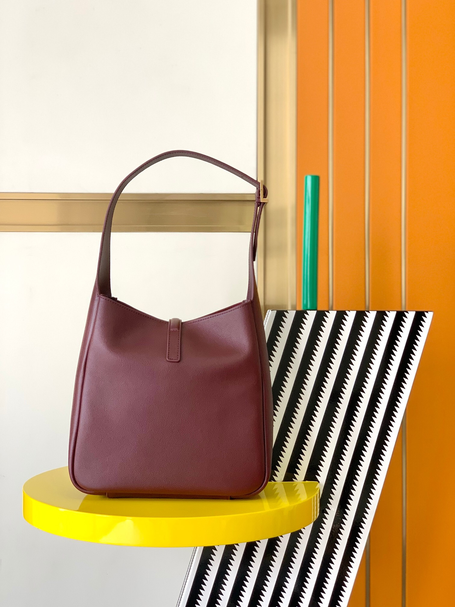 y*l le 5 À 7 S*pple small in grained leather  23 x 22 x 8.5 cm