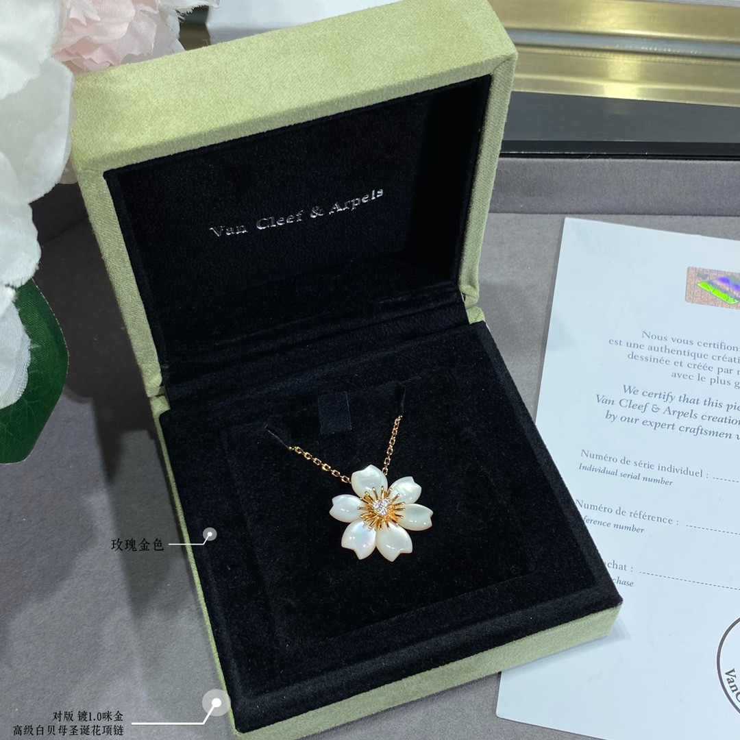 V*N CL*F & arpels premium white fritillary christmas flower necklace
