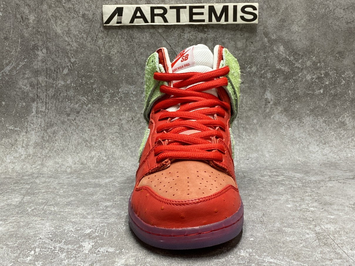 Nike SB Dunk High Strawberry Cough