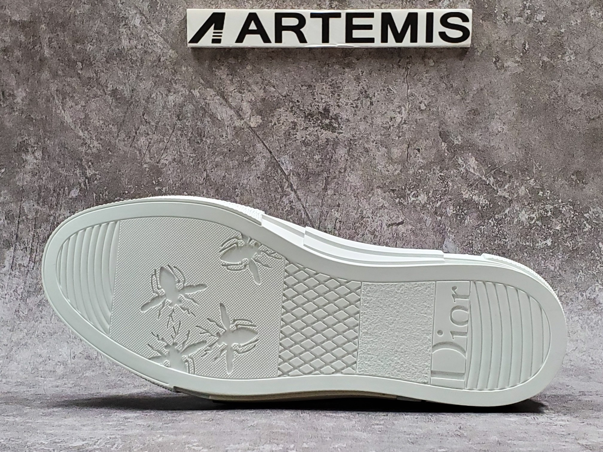 D*or b23 high top logo oblique