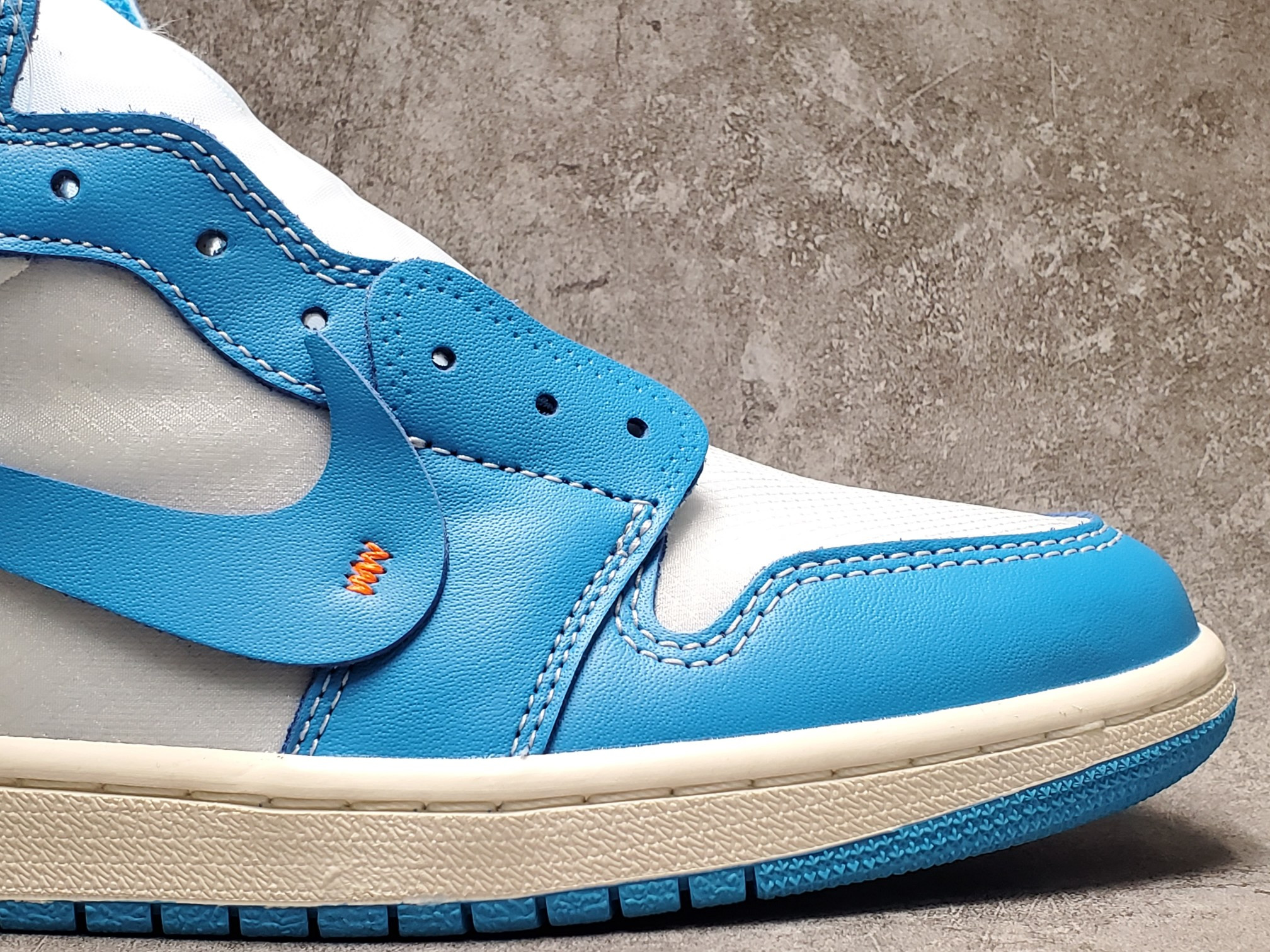 Air Jordan 1 Retro High Off-White University Blue