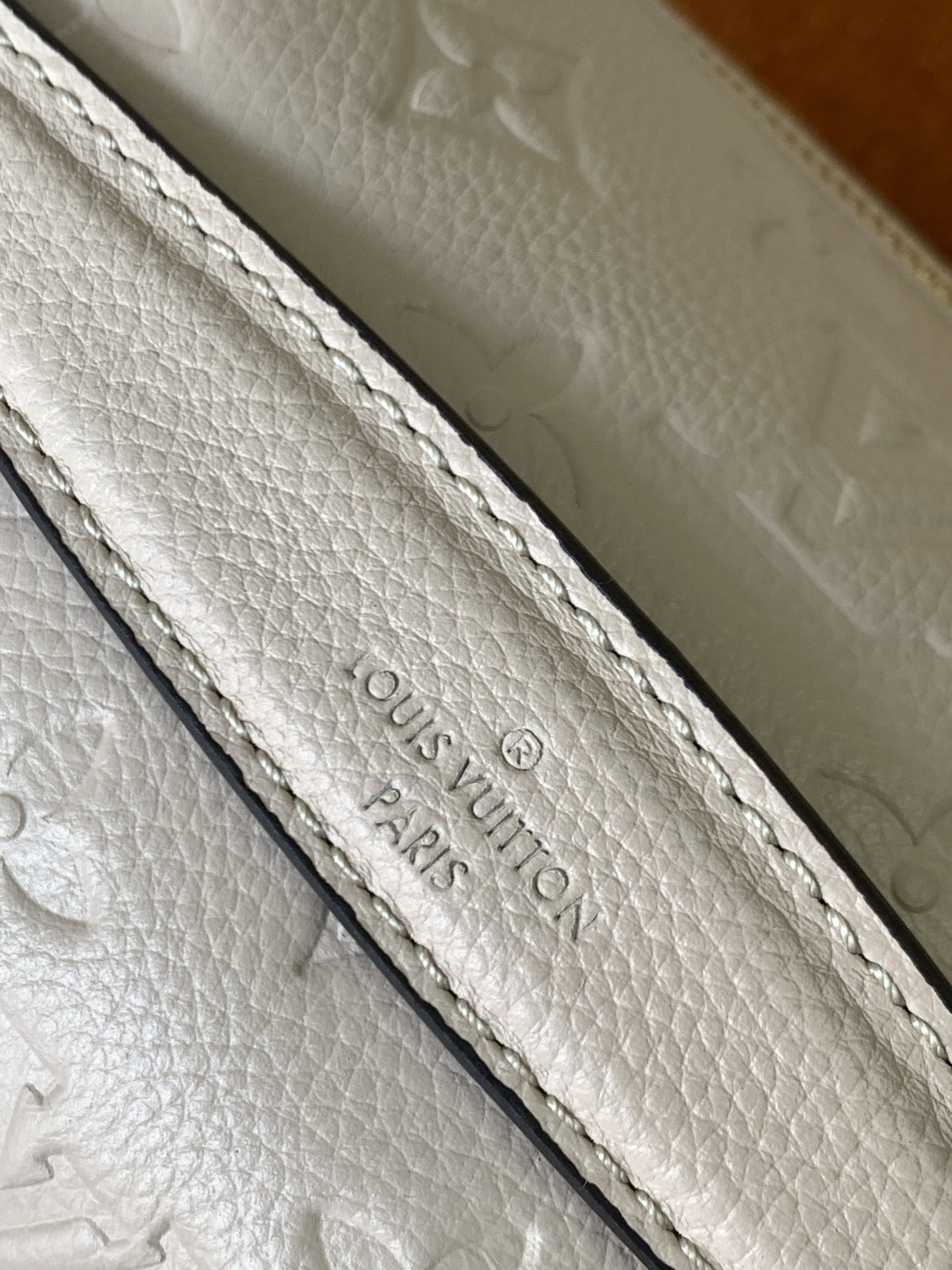 l0*is V*t0n lv bumbag monogram empreinte creme m44836 37 x14 x20cm