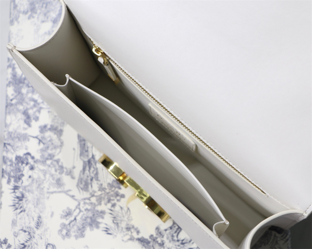 D*or 30 montaigne chain bag white