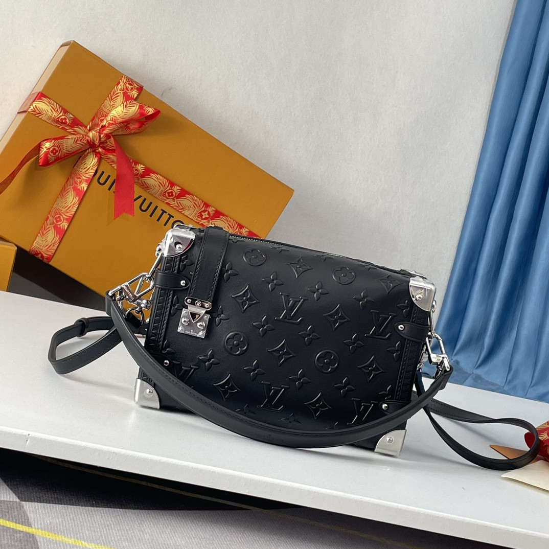 LV M21709 Nicolas Ghesquière Petite Malle 21×14 × 6 cm