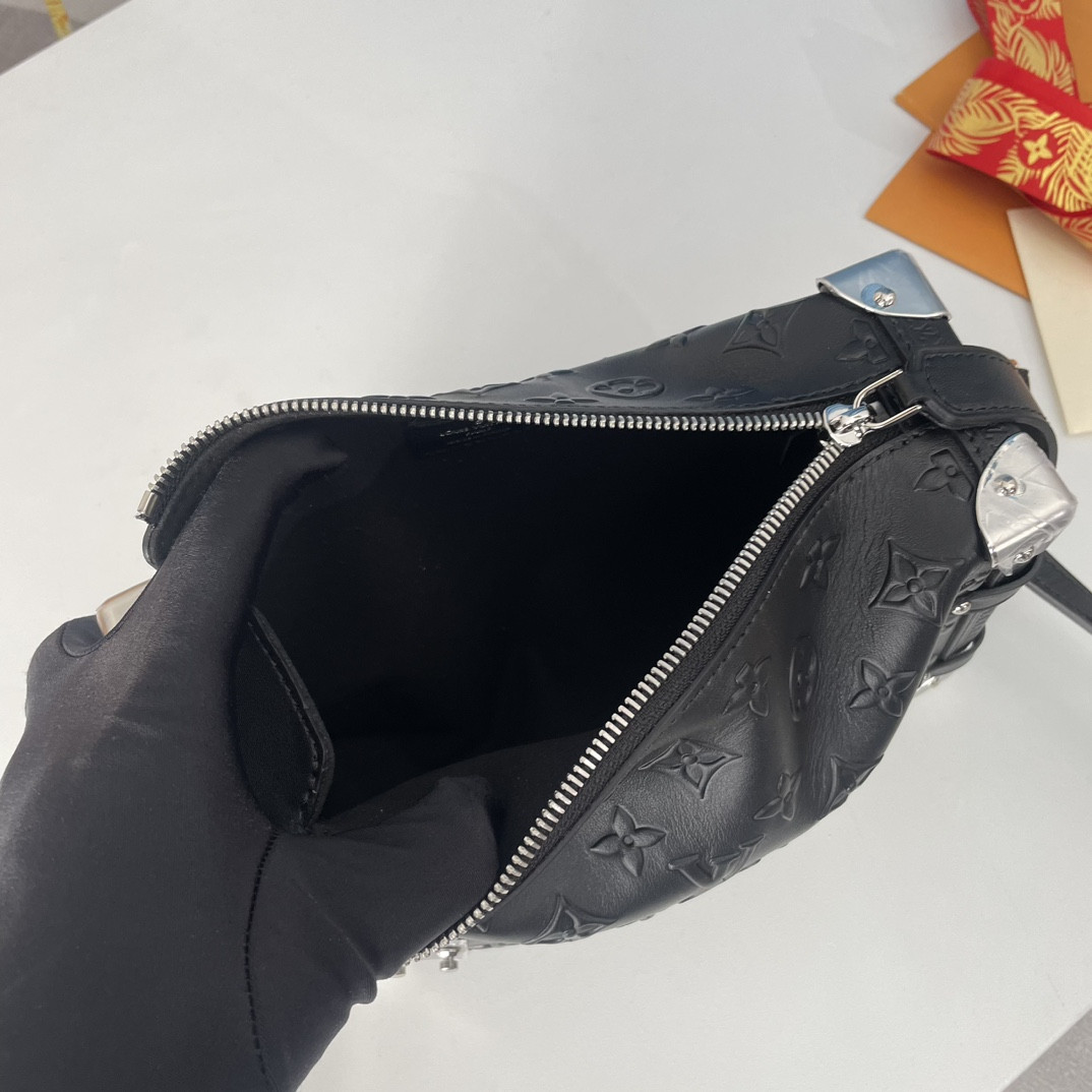 LV M21709 Nicolas Ghesquière Petite Malle 21×14 × 6 cm