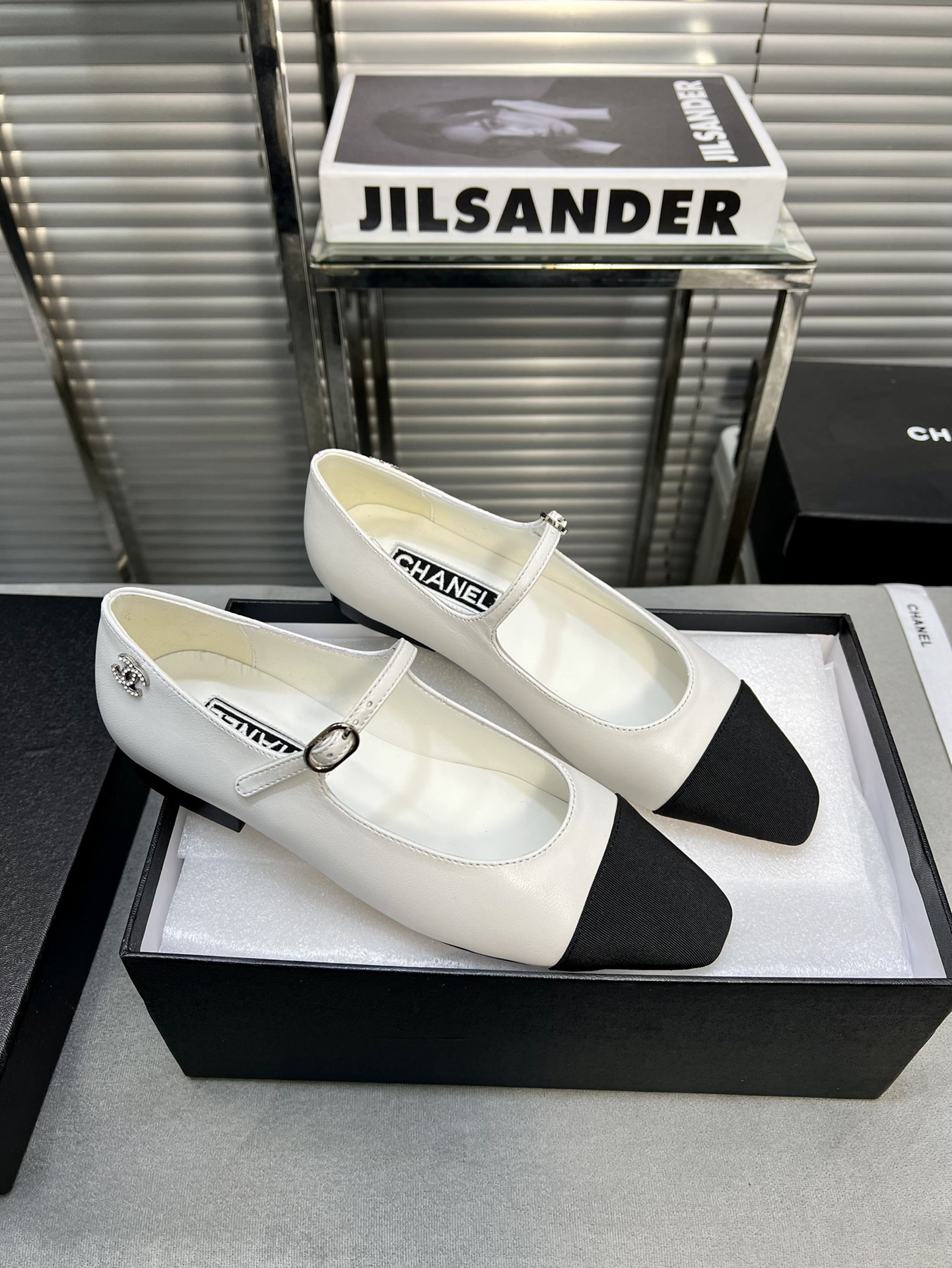 ua Ch*el mary janes  lambskin