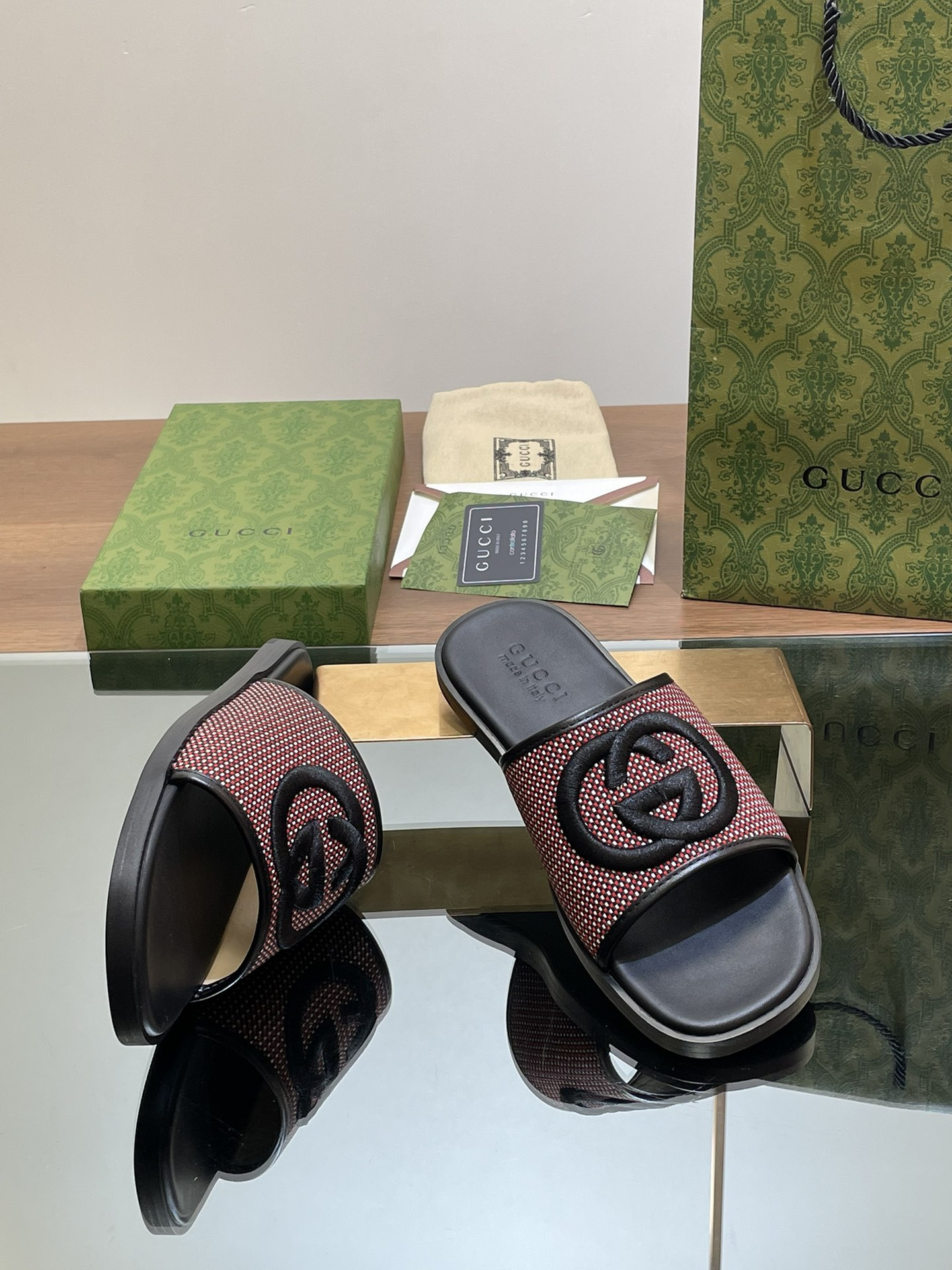 ua G*u*i interlocking g slide sandal