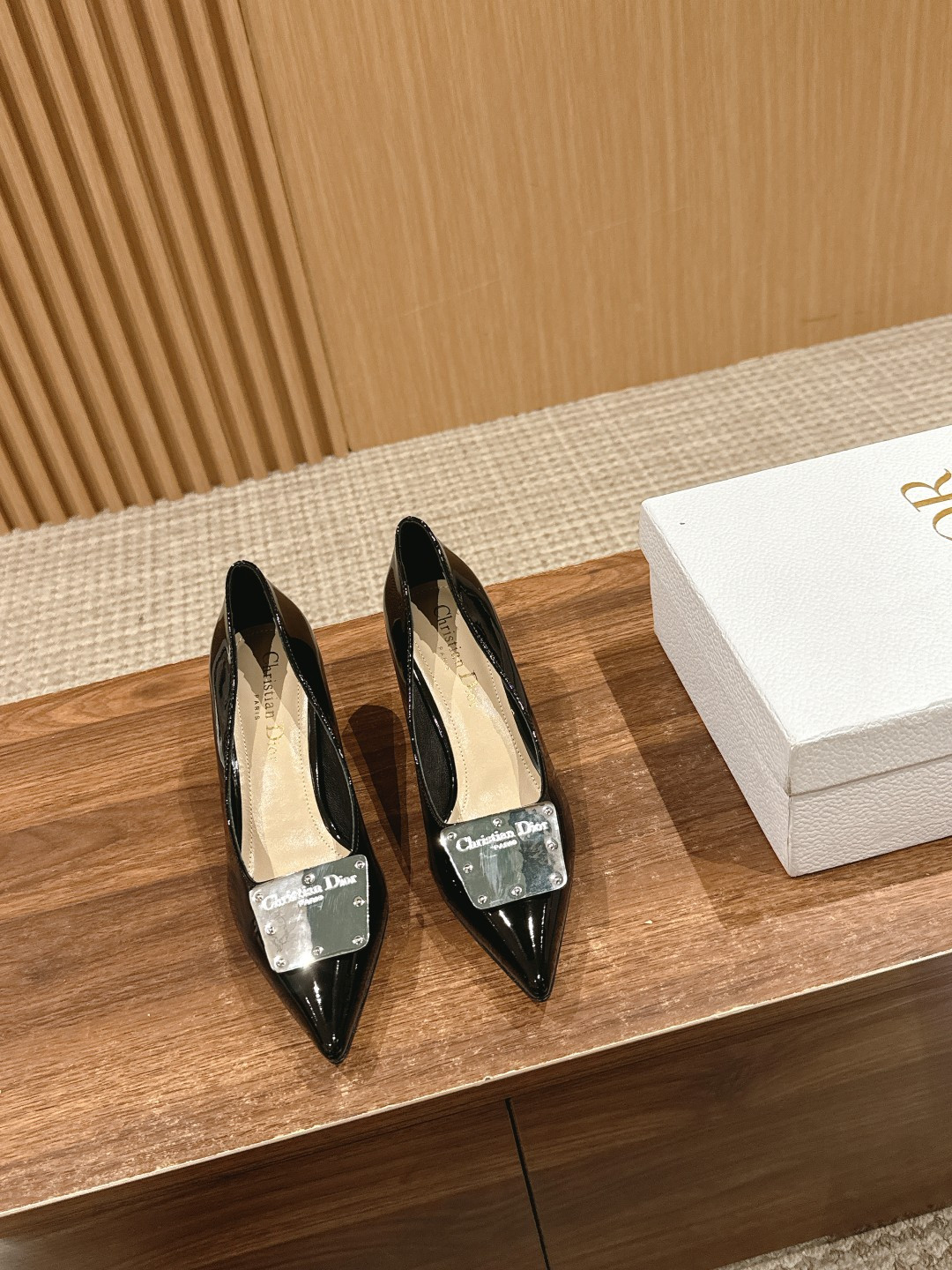 ua ch**an D*or la parusienne pump