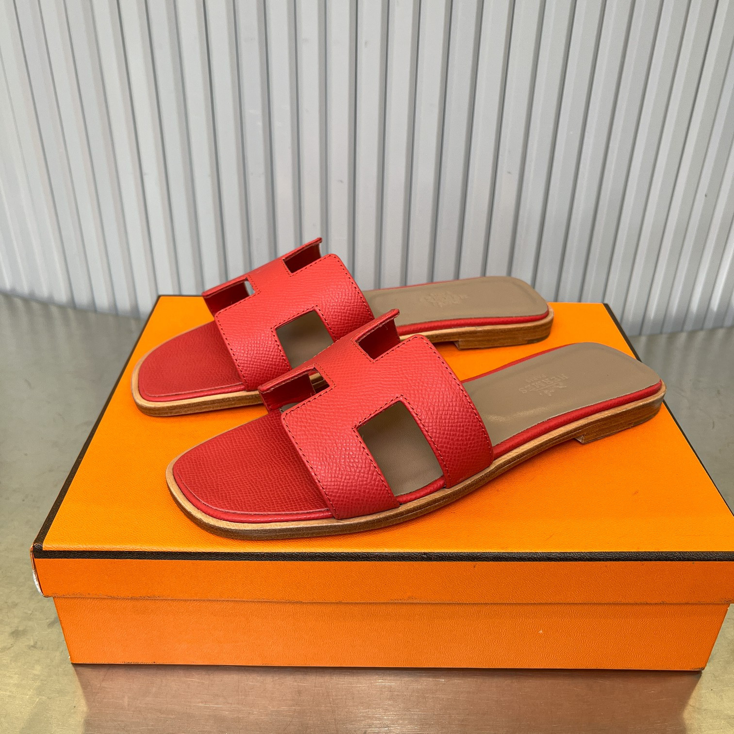 ua H**me5 oran sandal