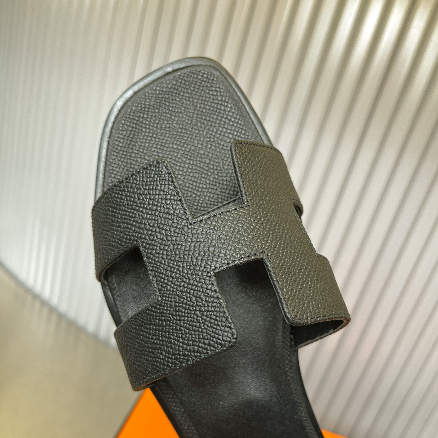 ua H**me5 oran sandal