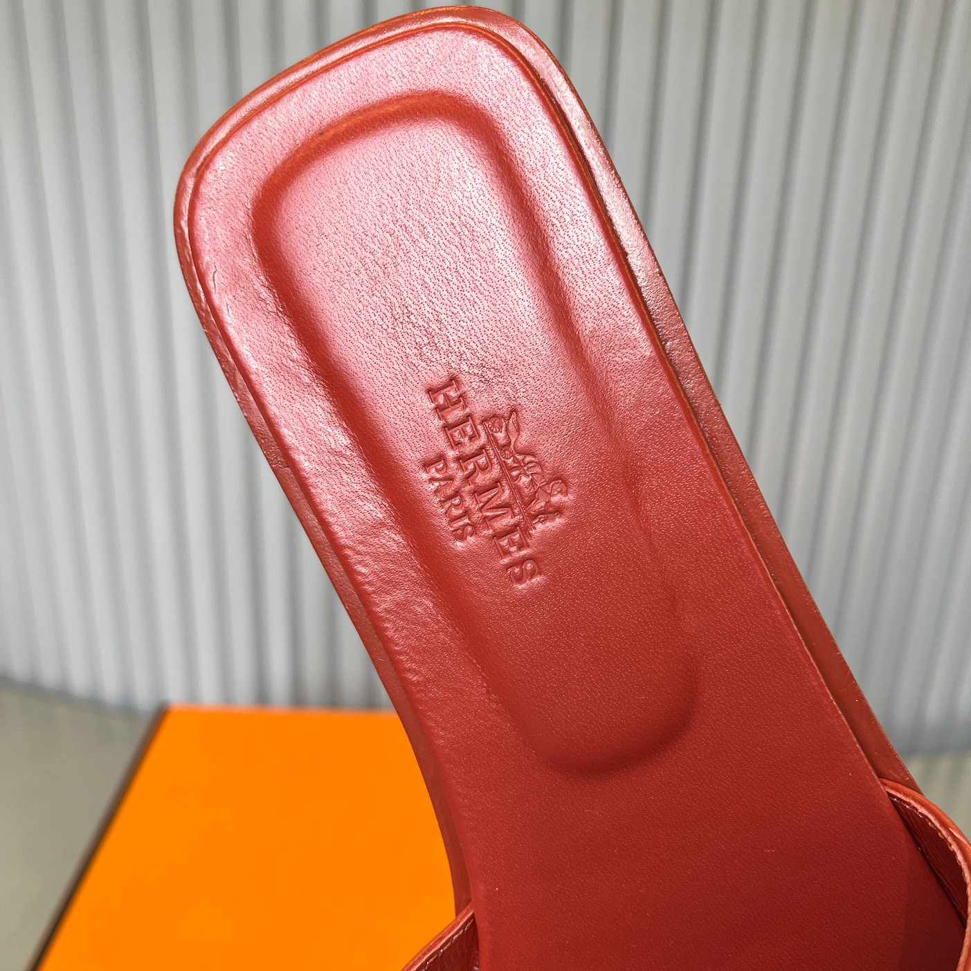 ua H**me5 oran sandal