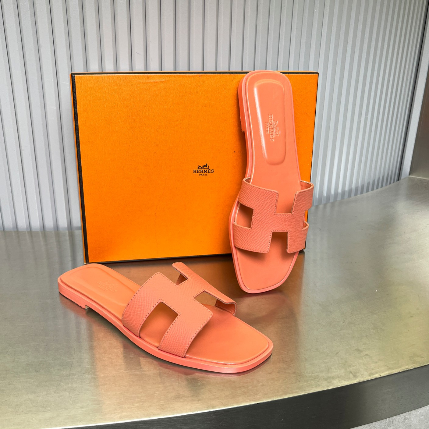 ua H**me5 oran sandal