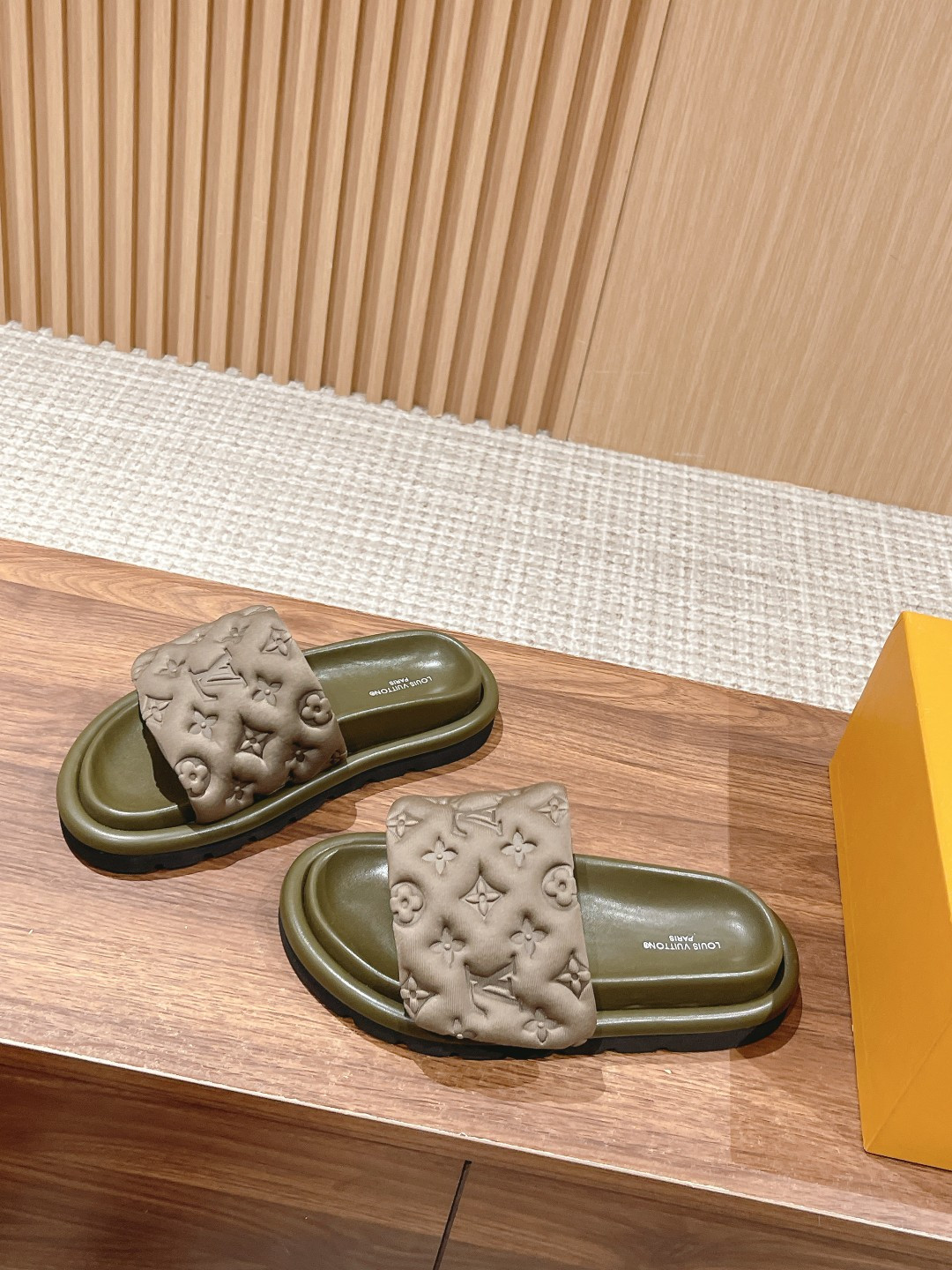 UA LV Pool Pillow Flat Comfort Mule