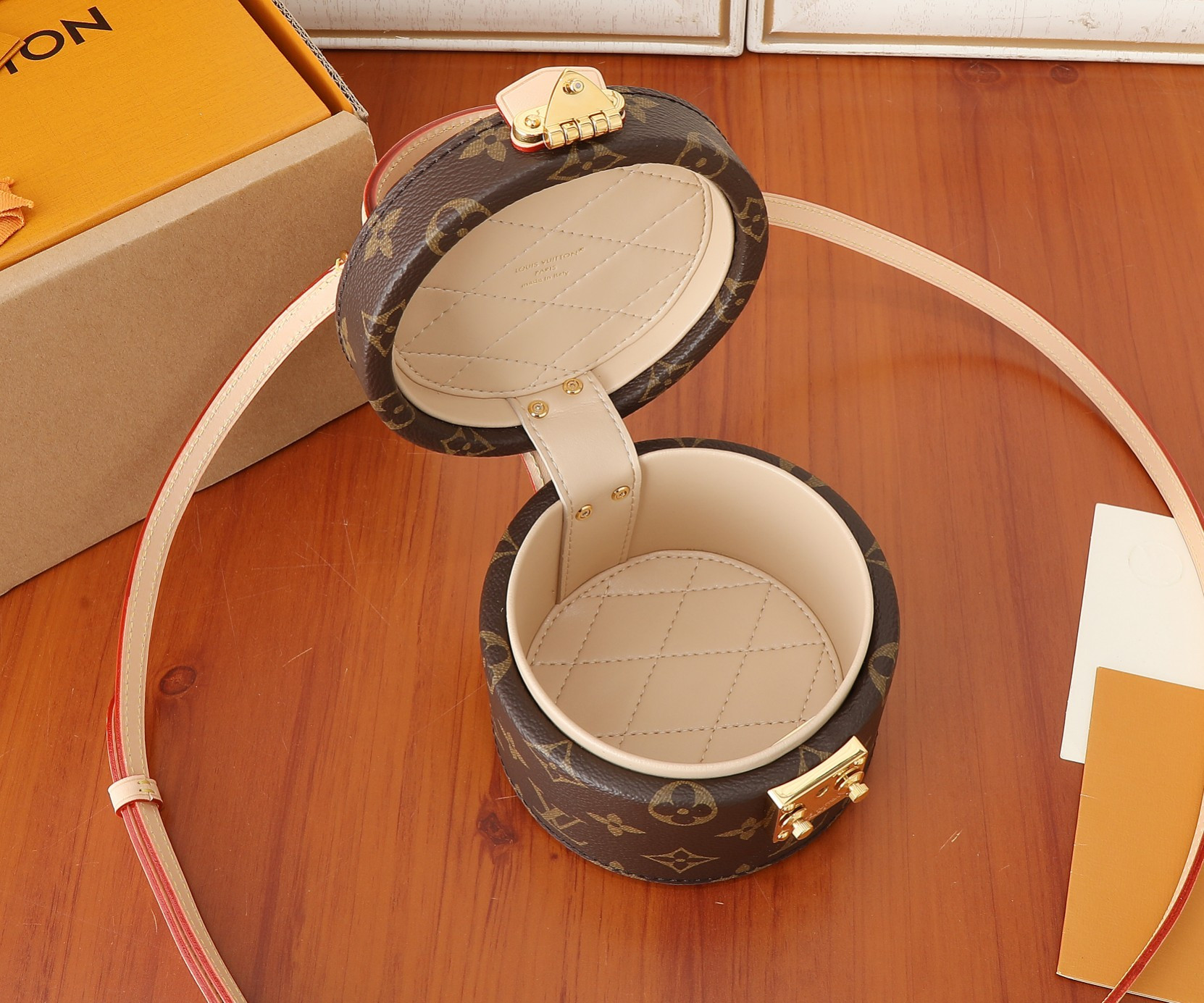 LV Scott M46933 5.3 x 3.5 x 4.5 inches