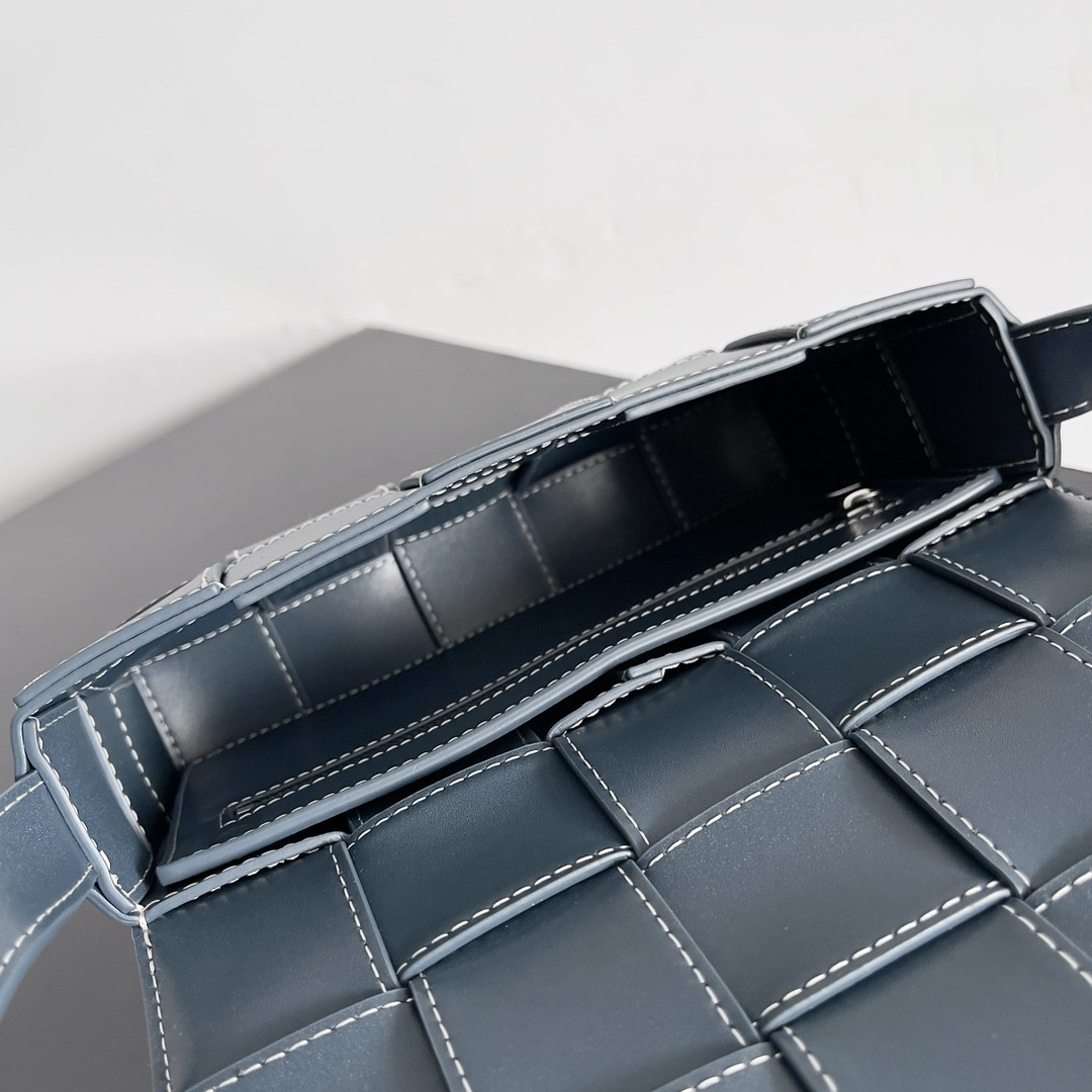 bo*te*ga Ve*ne*ta cassette 15x23x5cm