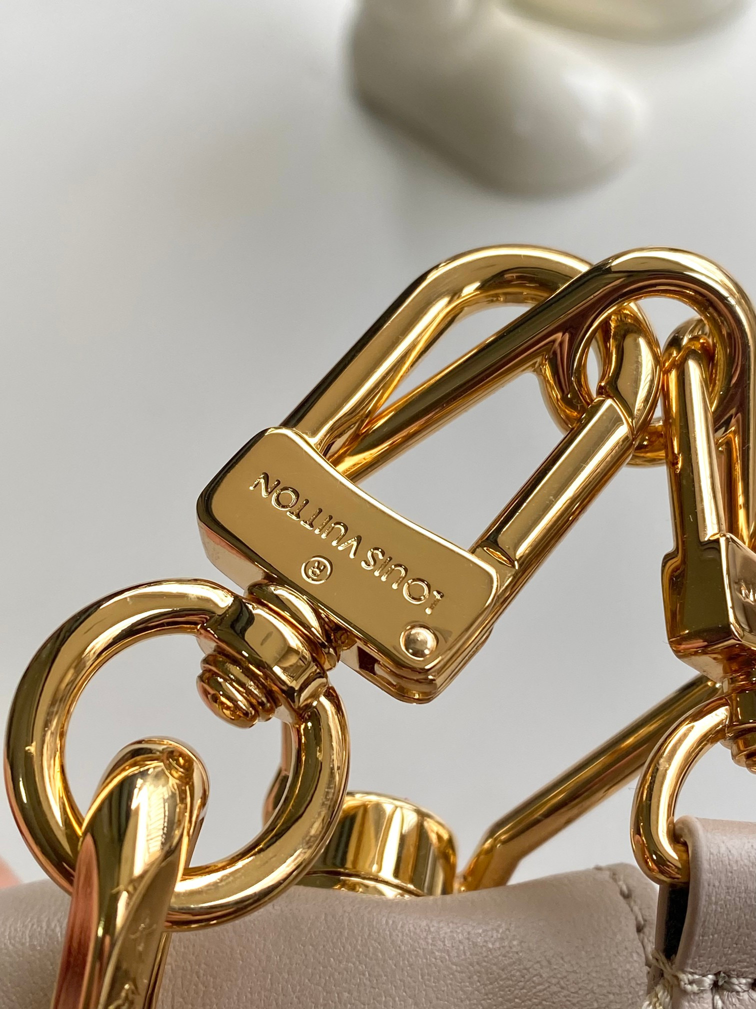 LV Coussin Hobo M12071 38x33x10CM