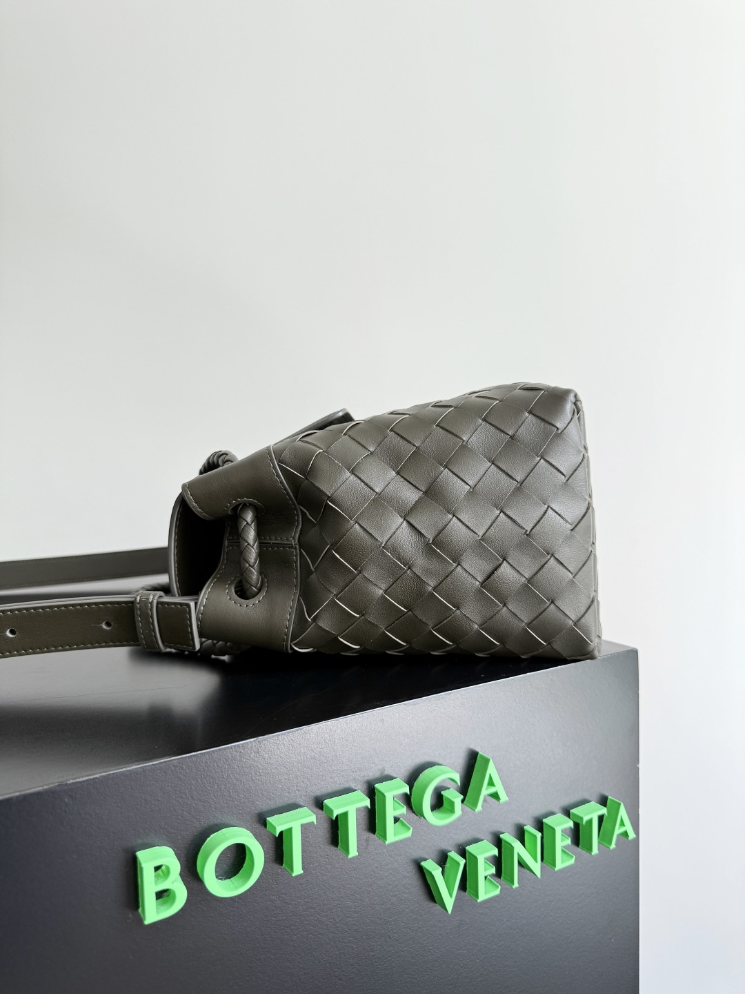 bo*te*ga Ve*ne*ta small andiamo messenger 29x20x13cm