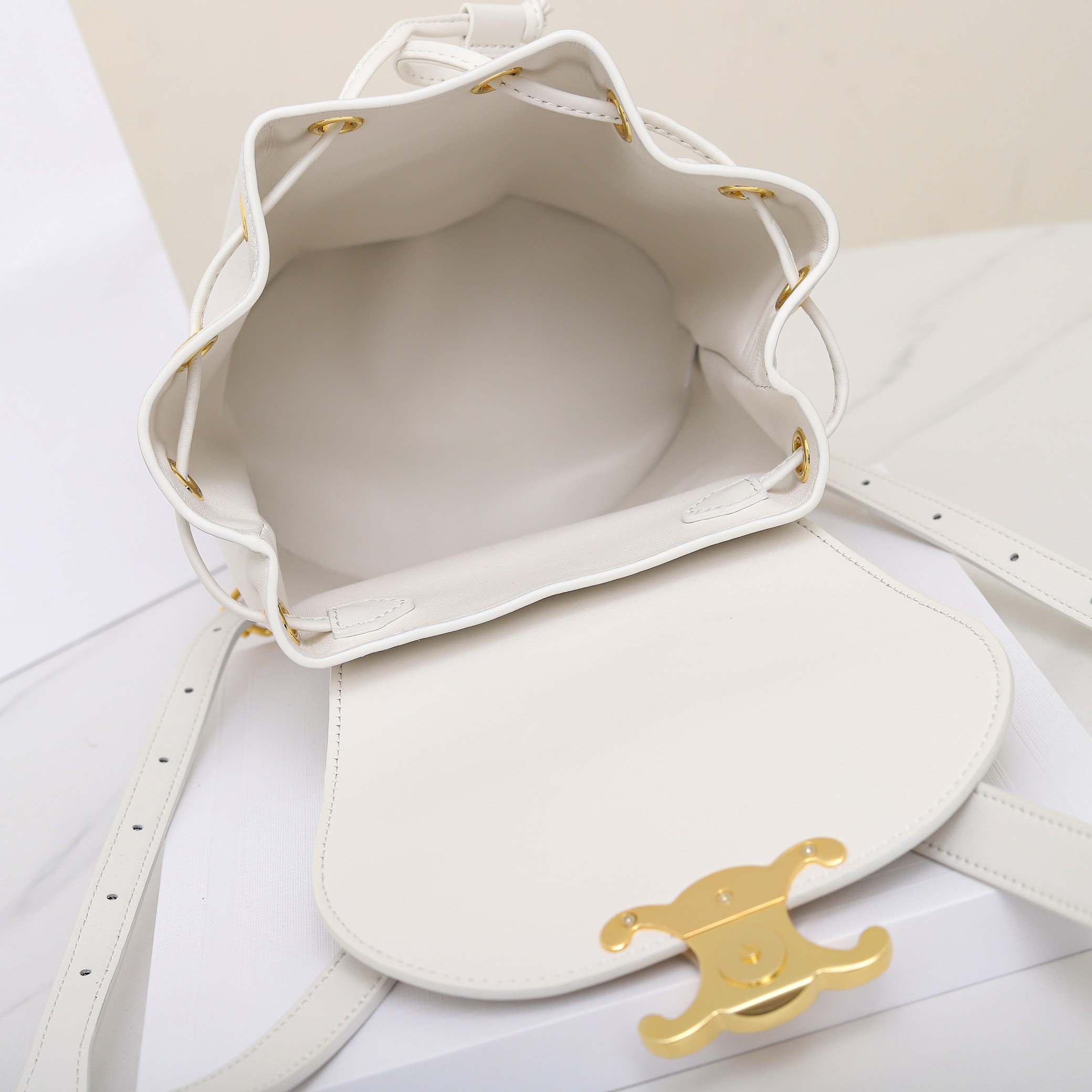 Ce**e bonnie backpack in smooth calfskin 118703 25x18x13cm