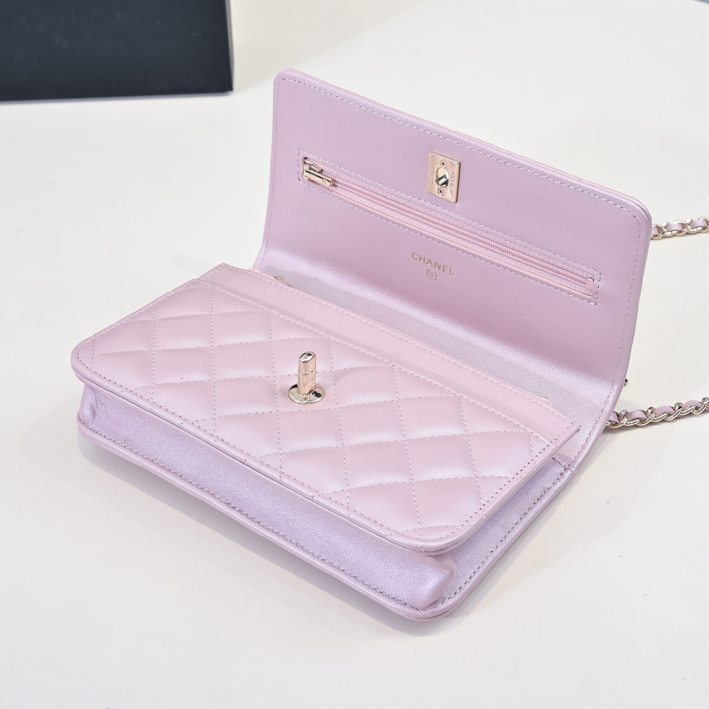 Ch*el spring-summer 2025 pre collection wallet on ap4537 19.5 × 13 × 3.5cm