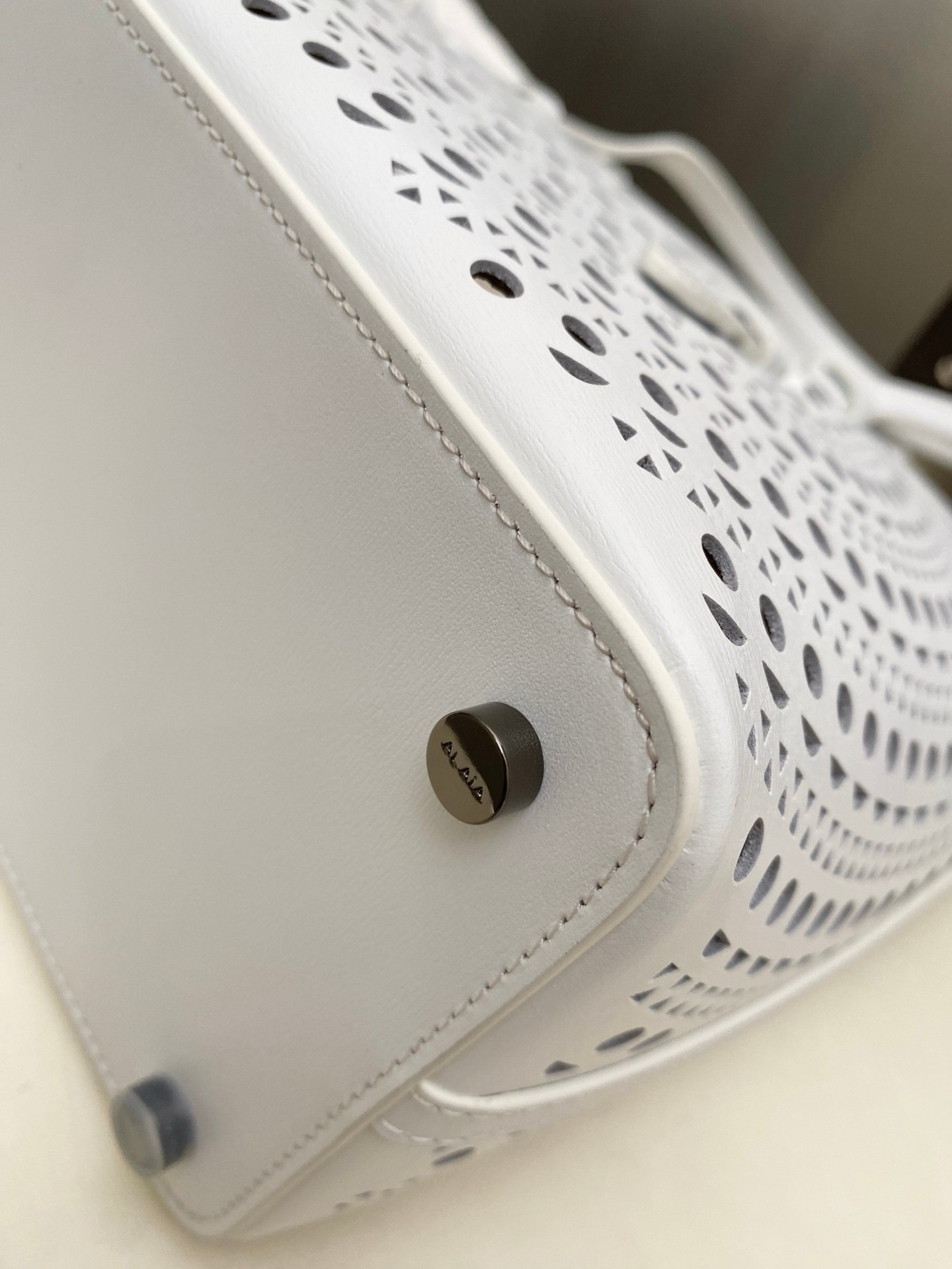 ALAÏA Mina 25 bag 25x20x12cm