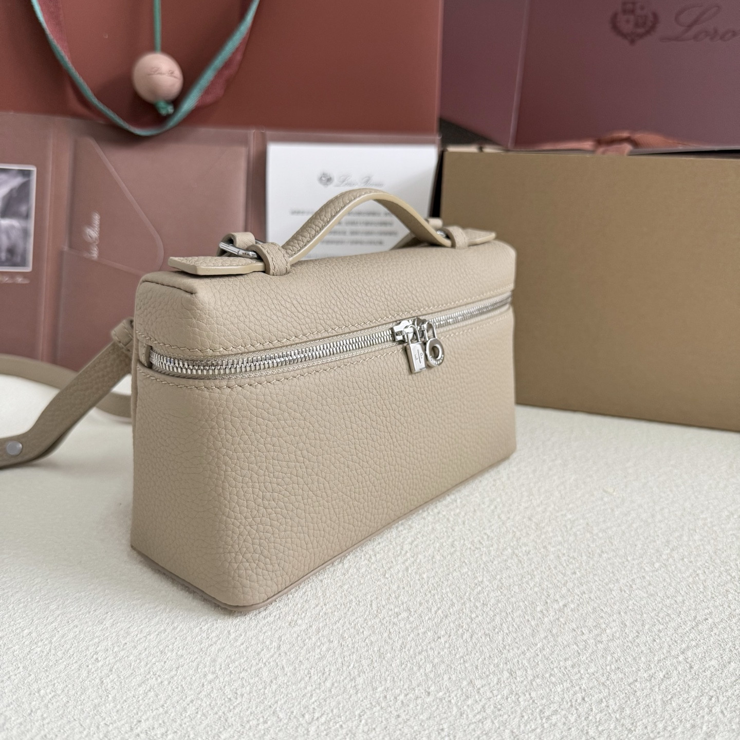 L**o p*ana extra pocket l19 grained calfskin 11 x 19 x 6.5 cm